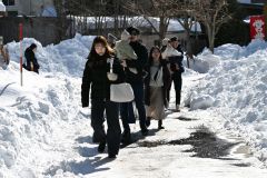 冬季開園が再開されたおびひろ動物園で除雪された通路を歩く来園者（１１日午前１１時５０分ごろ、須貝拓也撮影）