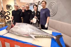 マグロ解体ショーが人気　司会は新得出身の波多野さん　川崎市の飲食店 3