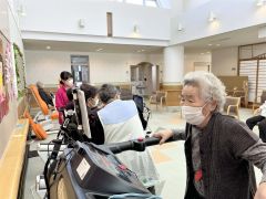 トレーニングを受ける利用者（１１日、虫類デイサービスセンター提供）