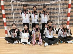 ２連覇を果たした駒場中拠点校部活動女子（チーム提供）