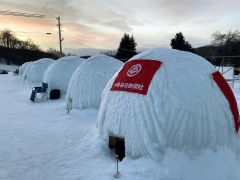 氷のかまくらに社旗を掲げて自分を鼓舞する