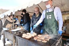 フードコーナーではハンバーグやスープ、フライドポテトなど温かい食べ物が並んだ