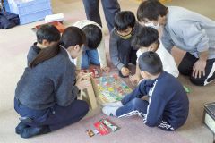 電子版用
すごろくで身近な危険箇所や「ハンドサインでストップ運動」などを学ぶ子どもたち