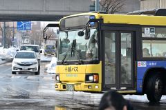 除排雪が進み一部で運行を再開した路線バス（１３日午前１１時ごろ、帯広市西２南１２で、塩原真撮影）