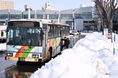 除排雪が進み一部で運行を再開した路線バス（１３日午前１１時ごろ、帯広市西２南１４で、塩原真撮影）