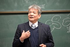 集団力のあるクラスや学校づくりの重要性を説く鷲見教諭
