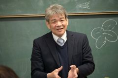 集団力のあるクラスや学校づくりの重要性を説く鷲見教諭