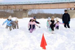 スノーフラッグに挑戦する子どもたち