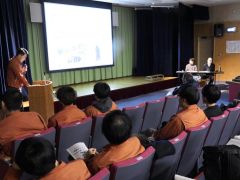 研究の成果を発表する学生