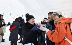 冬だけの凍った“村”　しかりべつ湖コタン～写真特集