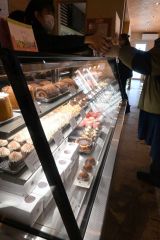 心込めたチョコ、誰に？　きょうバレンタインデー、菓子店にぎわう