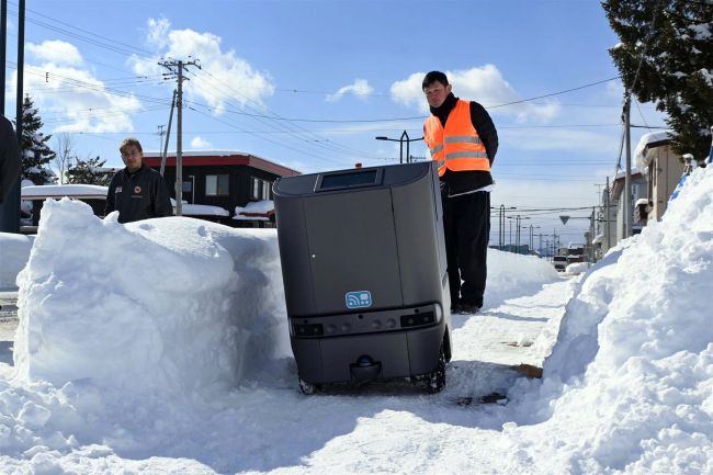 自動配送ロボ、雪道克服　更別で走行実験　オフロードタイヤへ改良