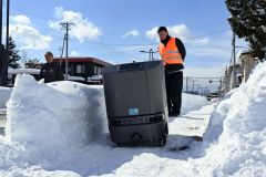 自動配送ロボ、雪道克服　更別で走行実験　オフロードタイヤへ改良