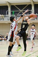 【男子１部決勝・光南―音更】シュートを狙う光南の（９）宮本悠翔（黒色ユニホーム）と守る音更の（５）武居真叶（白色ユニホーム）