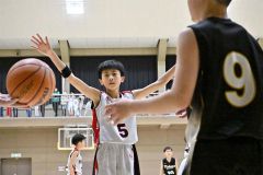【男子１部決勝・光南―音更】両手を広げてパスコースをふさぐ音更の（５）武居真叶