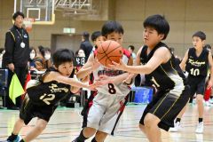 【男子１部決勝・光南―音更】ルーズボールを奪い合う選手たち