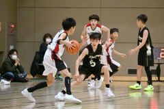 【男子１部決勝・光南―音更】守備に集中する光南の（５）真鍋政康（黒色ユニホーム）