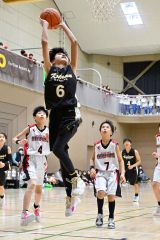 【男子１部決勝・光南―音更】シュートを決める光南の（６）細木蒼真