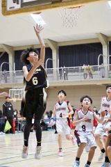 【男子１部決勝・光南―音更】シュートを決める光南の細木蒼真（左）