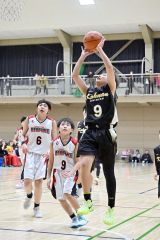 【男子１部決勝・光南―音更】シュートを決める光南の（９）宮本悠翔（黒色ユニホーム）