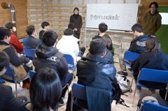 「ｅ－Ｃｏｍｂｕ」の方針などを説明する大砂さん（左奥）と錦古里さん（右奥）
