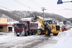 町道排雪を進める本別建協の重機とダンプ