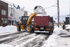 町道排雪を進める本別建協の重機とダンプ