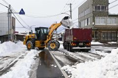 町道の排雪を進める本別建協の重機とダンプ