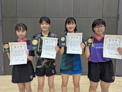 １年女子の入賞者。左から２人目が優勝した谷沿來羽
