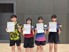 ２年女子の入賞者。左から３人目が優勝した帯一中の柴田史唯