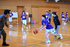 練習に励む女子選手