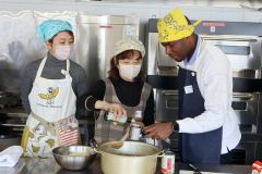 タスヤニさん（右）と「ニエンバ」作りに挑戦する参加者ら
