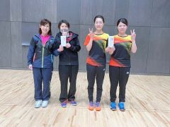 女子個人戦ダブルスAで入賞した選手たち(提供)