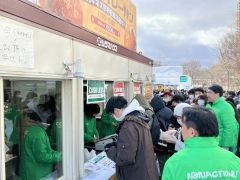 ギネス世界記録挑戦のカレーパンを購入する客（大通８丁目）