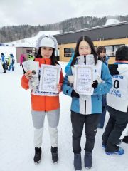 北見会場で優勝した中学女子の吉田（左）と高校女子の佐藤