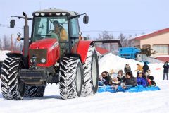 トラクターに引かれ冬の畑へ　芽室の生産者ら「なまら冬フェス」