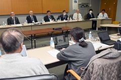 出前授業など社会連携について語り合う陸別町と５研究機関の関係者