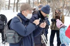雪の野草園を散策し冬芽を観察して周った参加者