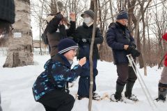 雪の野草園を散策し冬芽を観察して周った参加者