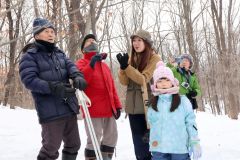 雪の野草園を散策し冬芽を観察して周った参加者