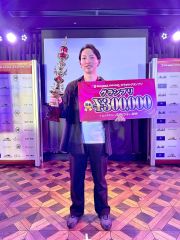 全国カラオケグランプリで優勝し、トロフィーなどを手にする大場さん（大場さん提供）