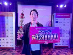 全国カラオケグランプリで優勝し、トロフィーなどを手にする大場さん（大場さん提供）