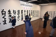 授賞式が終わり作品の前で記念撮影する親子連れ