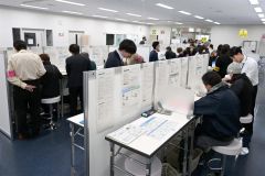 職員らのサポートを受けながらスマートフォンで確定申告を行う納税者（１７日午前９時半ごろ、須貝拓也撮影）