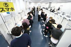 職員らのサポートを受けながらスマホで確定申告を行う納税者（１７日午前９時半ごろ、須貝拓也撮影）