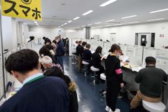 職員らのサポートを受けながらスマートフォンで確定申告を行う納税者（１７日午前９時半ごろ、須貝拓也撮影）