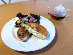 カフェで提供するキッシュのセット