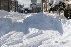 目線の高さほどまで雪が降り積もった車道（４日、帯広市東３南９）
