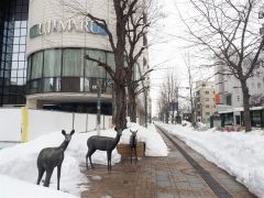 シカのオブジェの腰ほどまで雪が減り、歩道の雪も解けた