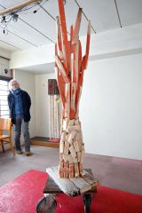 展示中の作品と吉野さん